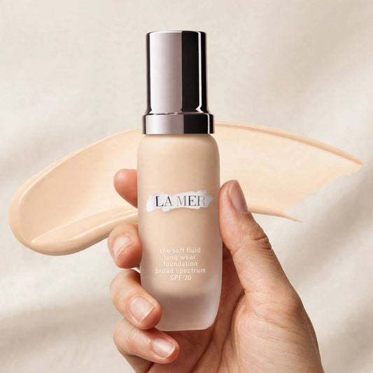 La Mer The Soft Fluid Long Wear Foundation SPF 20 – 1oz / 30ml – hand view