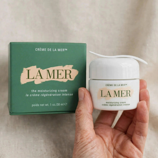 La Mer The Moisturizing Cream – 1oz / 30ml – hand view